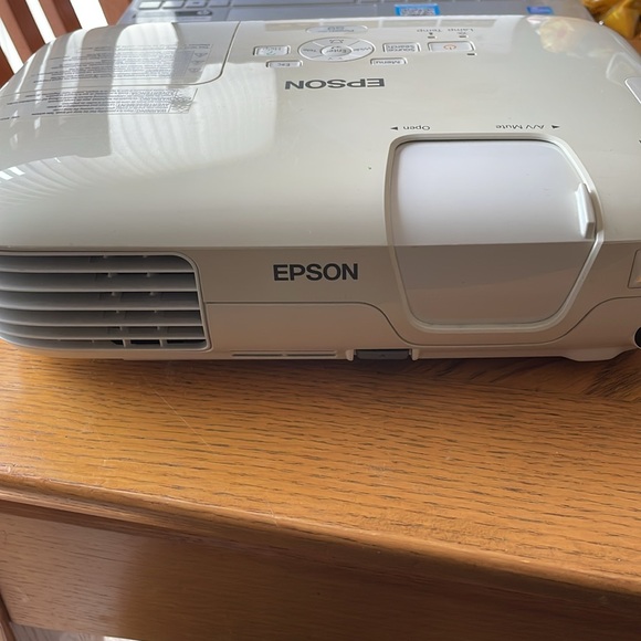 Epson PowerLite S9 3LCD Projector 2500 Lumens - Picture 2 of 9